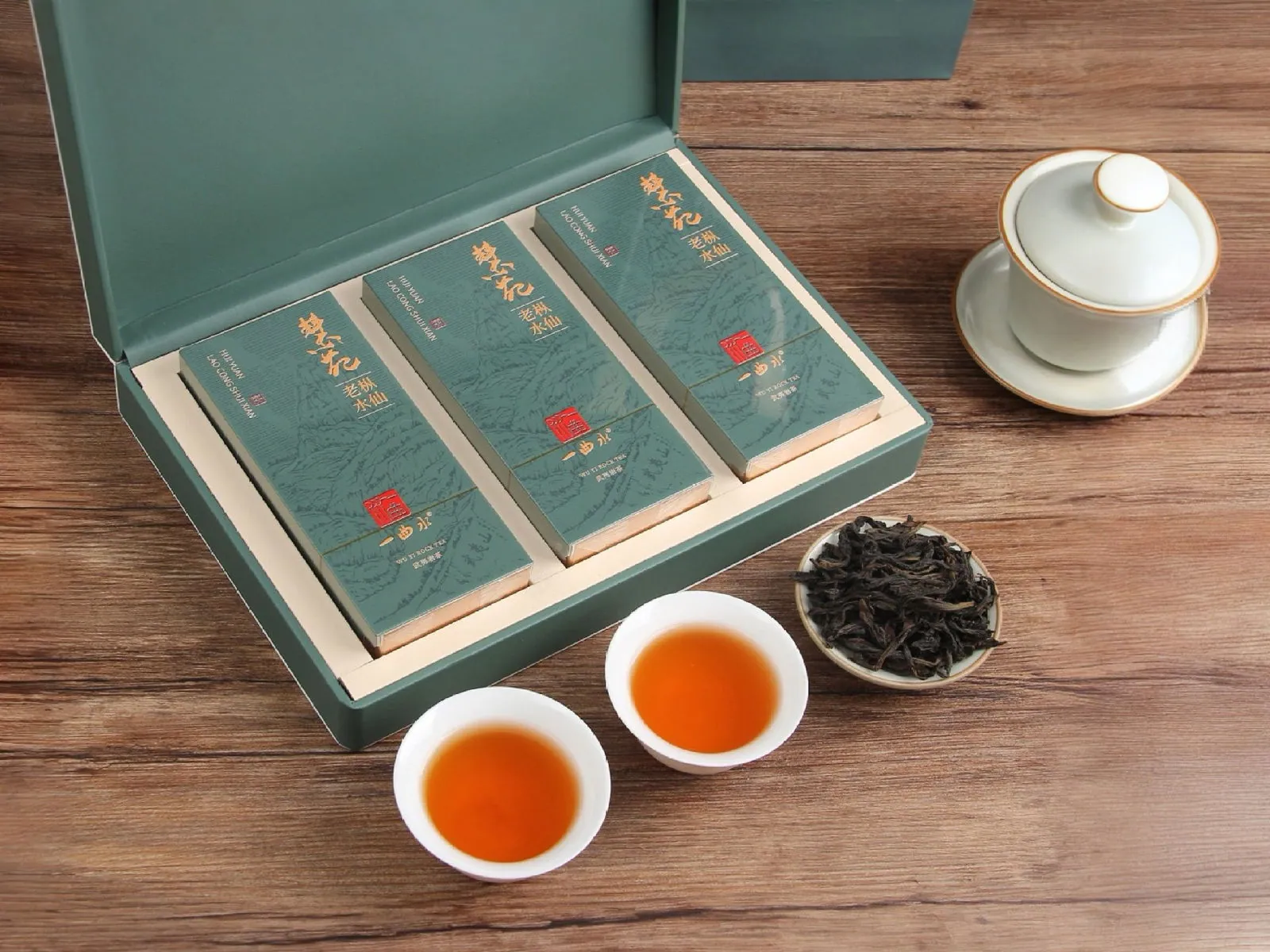 慧苑老枞水仙 · 开盒内观（墨绿礼盒开盖 + 三小盒 + 干茶碟 + 茶汤）