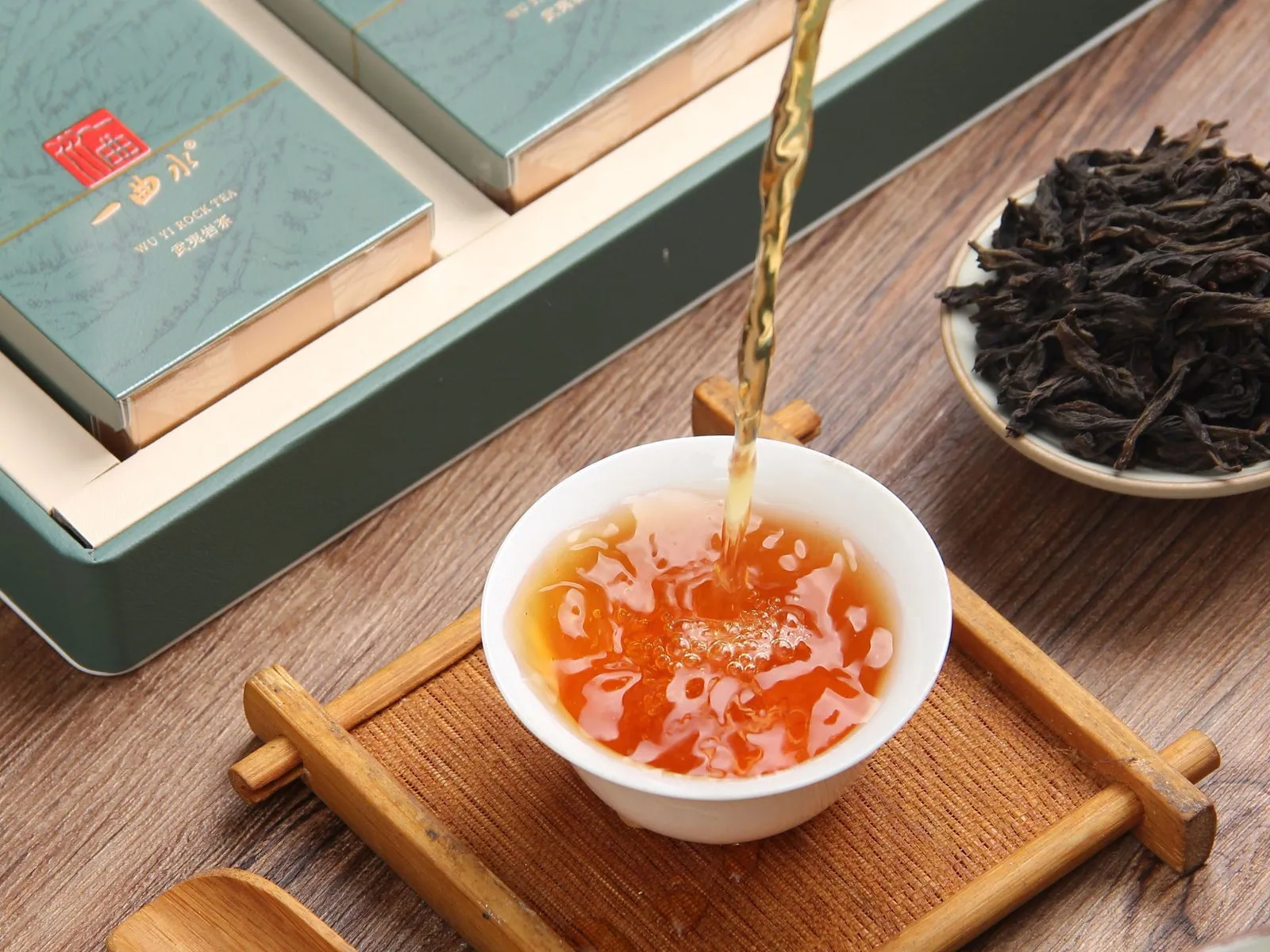 慧苑老枞水仙 · 冲泡注水（琥珀茶汤注入白瓷杯 + 干茶碟 + 礼盒背景）