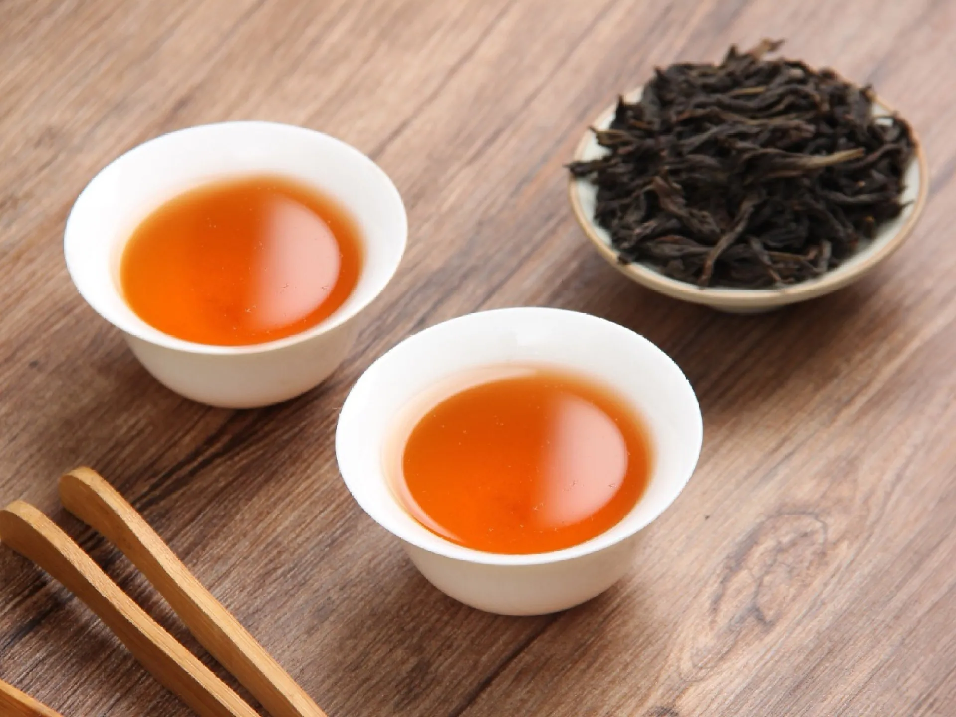 慧苑老枞水仙 · 双杯茶汤（两盏琥珀茶汤 + 干茶碟 + 茶则）