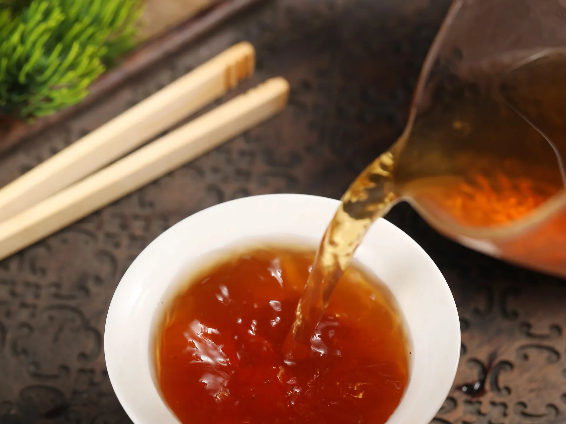 金交椅肉桂 · 冲泡注水（琥珀茶汤注入白瓷杯）