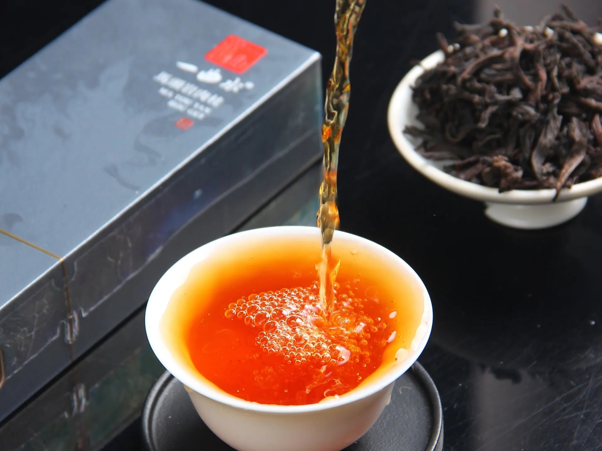 马头岩肉桂 · 冲泡注水（琥珀茶汤注入杯中 + 礼盒 + 干茶）