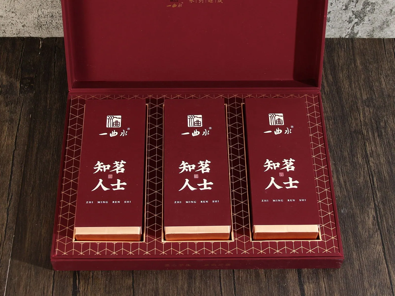 知茗人士® · 肉桂 · 开盒内观（三小盒独立泡装整齐排列）