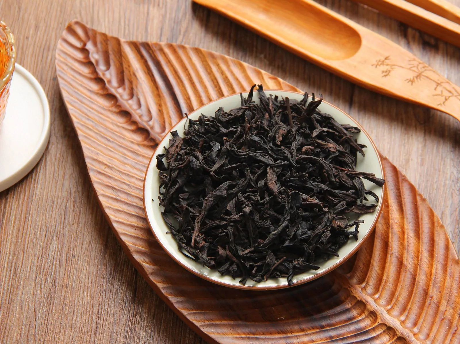 知茗人士® · 肉桂 · 干茶特写（乌褐紧结 · 木叶盘盛放）