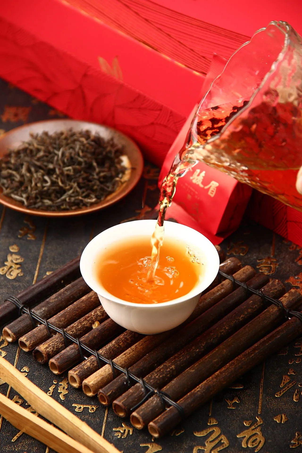 金骏眉 · 茶汤入杯