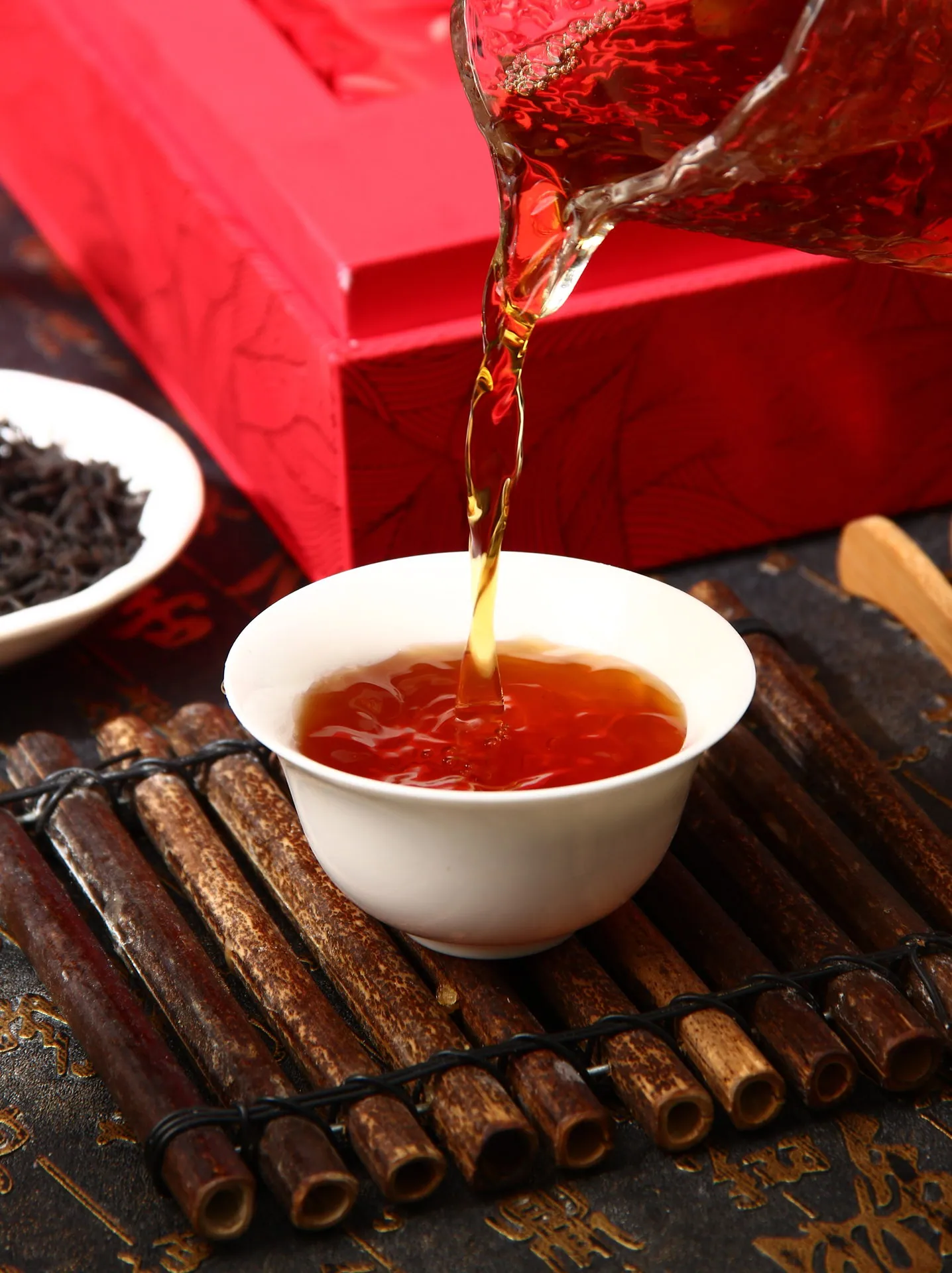 老树红茶 · 茶汤入杯